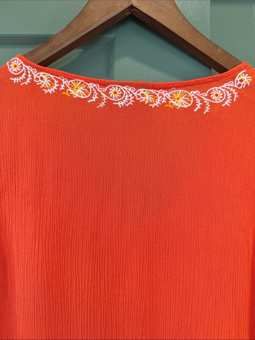 Liv Los Angeles Embroidered V-Neck Top NWOT - Picture 7 of 9